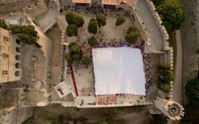 Peace and Sport and the WTF organise huge #WhiteCard image at inaugural World Taekwondo Beach Championship in Rhodes, Greece