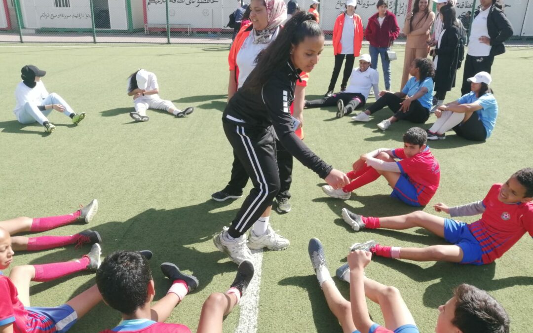 Une joueuse de l’ASM Football Féminin accompagne la mise en place de sessions pratiques de paix par le sport à Casablanca